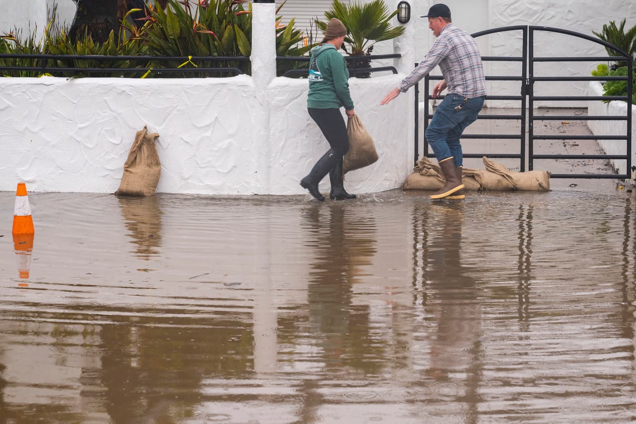El NWS emitió una alerta de inundación para una gran parte del norte y centro de California y prevé precipitaciones de entre 6 y 12 pulgadas (15 y 30 centímetros) al menos hasta la madrugada del miércoles.