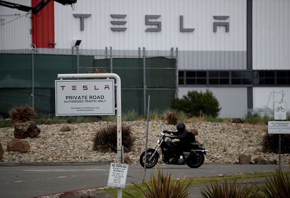 <a href="https://www.univision.com/local/austin-kakw/tesla-podra-obtener-mas-de-60-millones-en-exenciones-de-impuestos-si-elige-establecerse-en-este-condado">La nueva Gigafactory</a>, que se ubicará en el este del condado de Travis, será una de las plantas automotrices más grandes y avanzadas del mundo y aportará una inversión de capital estimada de mil millones a la región.