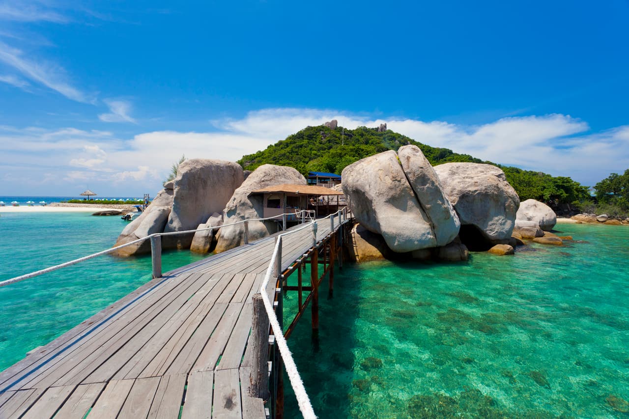 <h2 class="cms-H2-H2">10. Ko Tao, Tailandia</h2>
<br>
<br>Esta isla se sitúa en el golfo de Tailandia, en el mar de China meridional, y es uno de los lugares más populares del mundo para practicar buceo y otros deportes submarinos. 
<br>
<br>Es famosa por sus arrecifes, y porque en sus playas es posible encontrar tiburones ballena, rayas, tortugas verdes entre otra fauna y flora. 
<br>