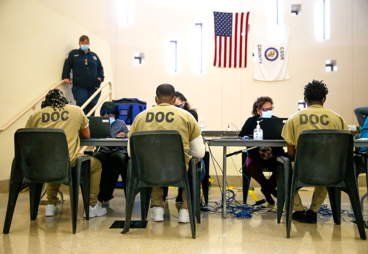 En Estados Unidos no todas las personas que han tenido problemas con la ley pueden votar. Las leyes de privación de derechos por delitos graves, de acuerdo a la organización 
<i><a href="https://www.sentencingproject.org/about-us/" target="_blank">The Sentencing Project</a></i>, prohíben votar a millones de estadounidenses debido a su condena por delitos graves. 
<br>
<br>Entre los excluidos se encuentran las personas que están en prisión, las que cumplen condicional o en libertad condicional por delitos graves y, en 11 estados, algunas o todas las personas que han cumplido su condena.