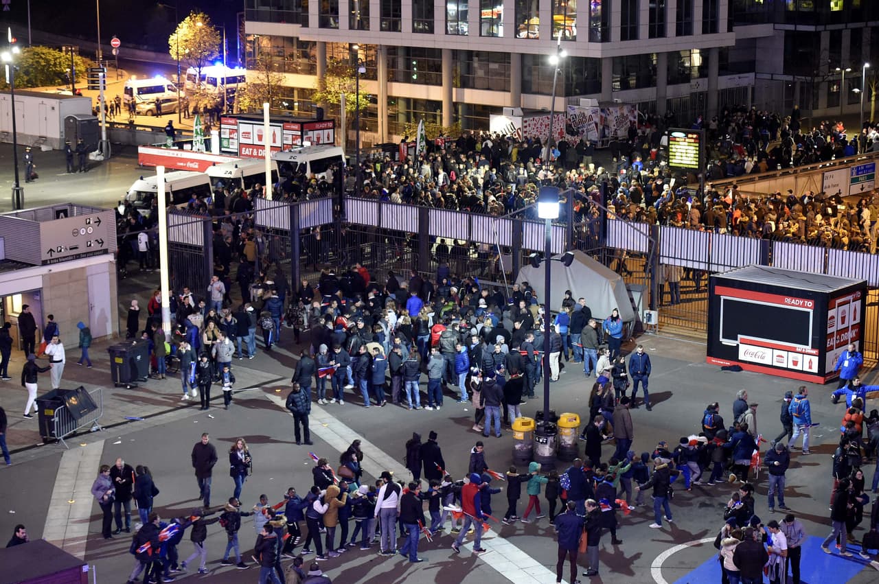 Aficionados a la salida del estadio, en medio del desconcierto.