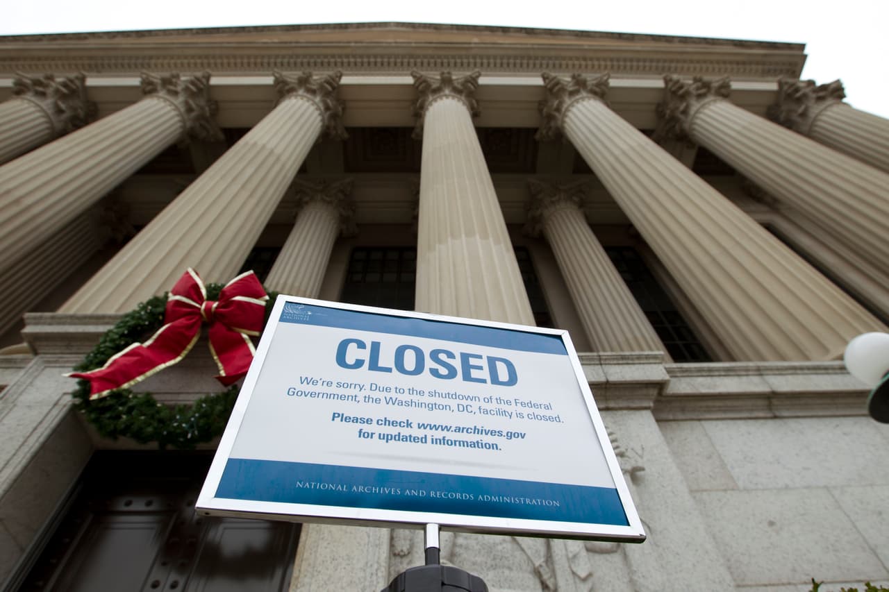 Un aviso de cerrado frente al edificio del Archivo Nacional en Washington DC el 1 de enero de 2018. El presidente Donald Trump se reunió con los líderes republicanos y demócratas del Congreso el día 11 del cierre parcial del gobierno pero no llegaron a ningún acuerdo.