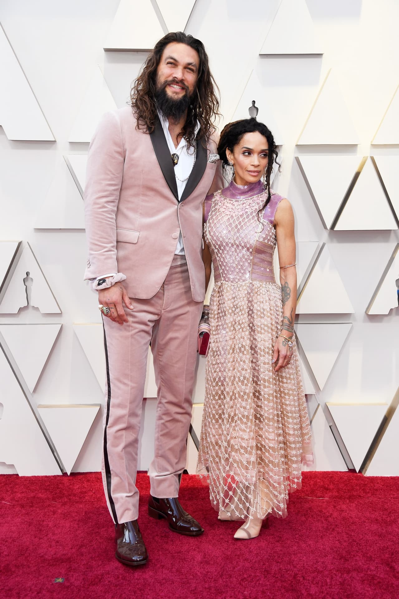 Pero quizá lo mejor fue que hacía juego perfectamente con el atuendo de su esposa Lisa Bonet y hasta el 'scrunch' (también de Fendi) que llevaba en la muñeca para recoger el pelo en caso de necesidad.