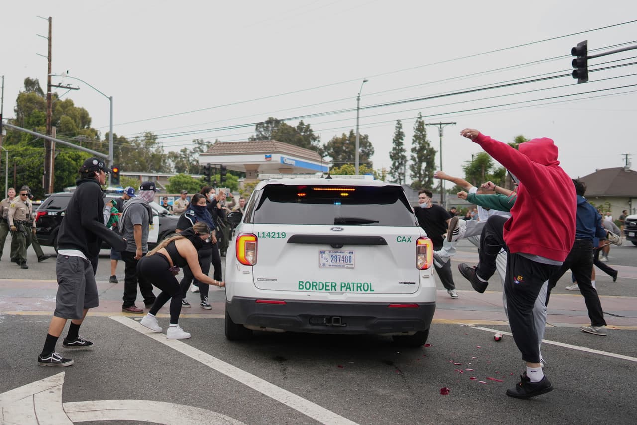 Una redada del 
<b>Servicio de Inmigración y Control de Aduanas </b>(ICE, por sus siglas en inglés) realizada el sábado por la mañana en Paramount desató protestas y enfrentamientos entre agentes federales y manifestantes, un día después de operativos similares en 
<a href="https://www.univision.com/noticias/inmigracion/graves-enfrentamientos-agentes-manifestantes-los-angeles-redadas-ice">distintos puntos de Los Ángeles</a>. (AP Photo/Eric Thayer)