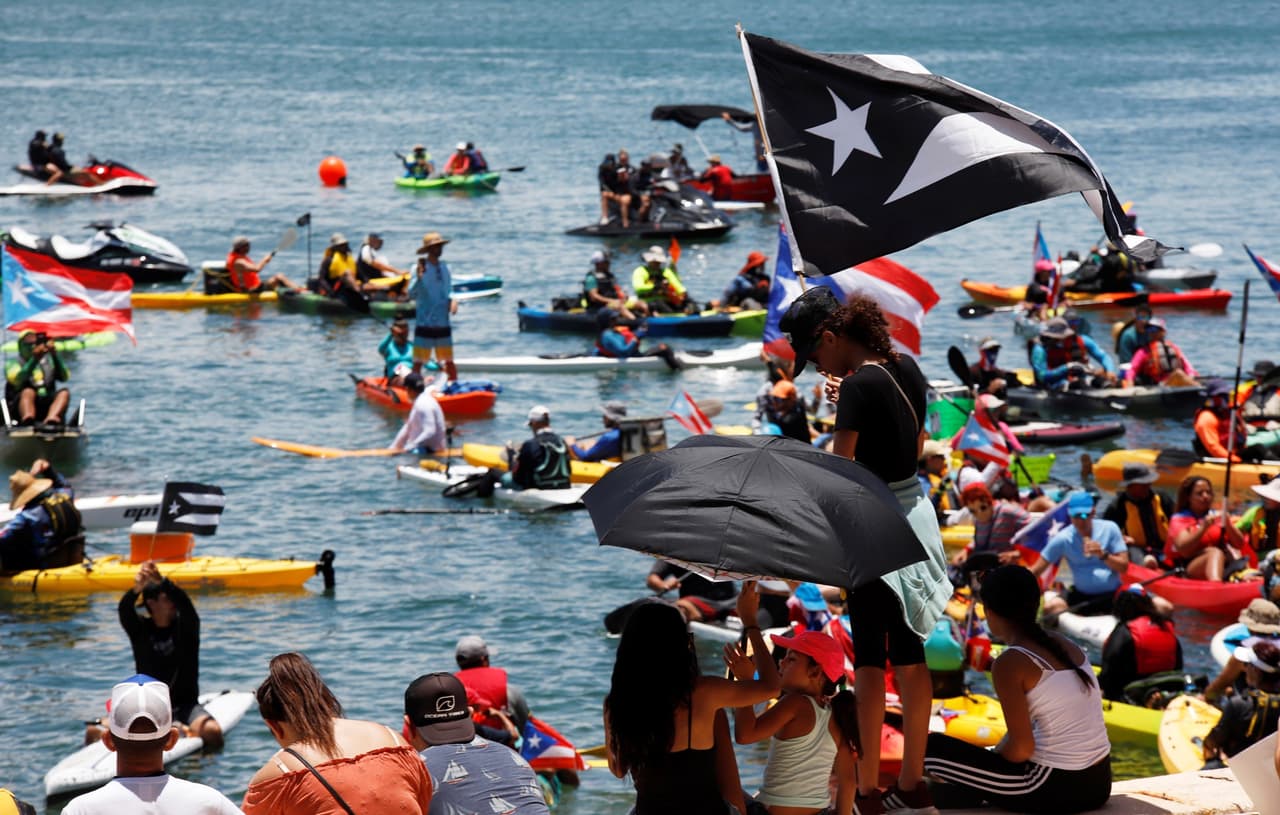 Para este lunes está previsto 
<b><a href="https://www.univision.com/noticias/politica/manifestacion-busca-paralizar-a-puerto-rico-exigiendo-la-renuncia-de-rossello-que-se-resiste-a-dimitir" target="_blank">un paro general y una manifestación en San Juan,</a></b> en lo que sería la décima jornada de protestas contra el mandatario de la isla.
<br>En la imagen, manifestantes participan en el noveno día de protestas (en esta ocasión desde el mar) exigiendo la dimisión del gobernador de Rosselló este domingo.
