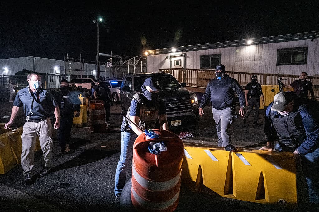 En el exterior, 
<b>manifestantes se enfrentaron con autoridades</b> al intentar bloquear el acceso de vehículos.