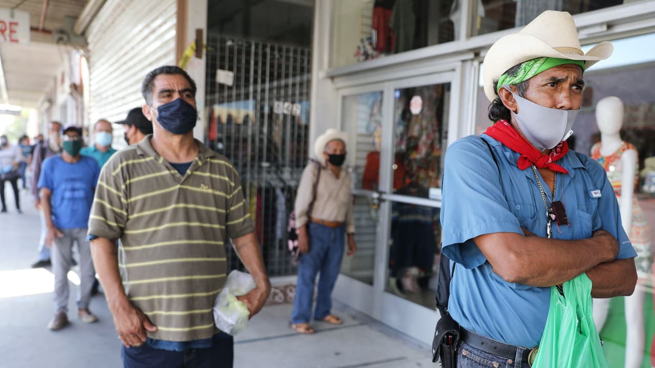 Personas que reciben dinero de los programas federales de ingresos suplementarios de seguridad (
<a href="https://www.ssa.gov/ssi/" target="_blank">SSI</a>) o de Pagos Suplementarios Estatales (
<a href="https://www.cdss.ca.gov/inforesources/ssi-ssp" target="_blank">SSP</a>) , o del Programa Estatal de Asistencia en Efectivo para Inmigrantes (
<a href="https://www.cdss.ca.gov/capi" target="_blank">CAPI</a>) . Este grupo incluye a más de un millón de personas.