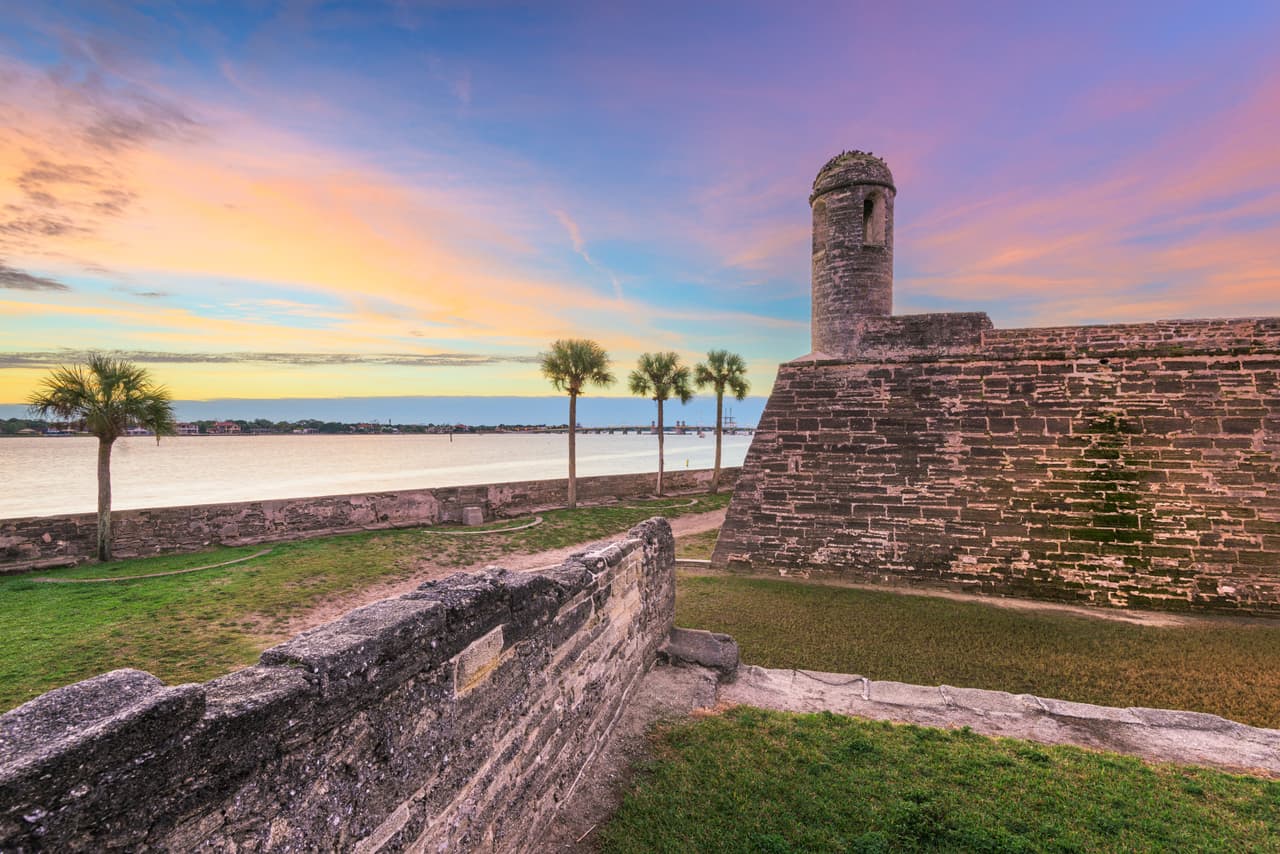 <b>Puesto 4. San Agustín, Florida.</b> Cuando los viajeros piensan en Florida generalmente se concentran en los parques temáticos de Orlando o en las cálidas playas de Miami. Sin embargo, a una hora de Jacksonville, en la costa este, encontrará la ciudad más antigua del país. Tiene interesantes monumentos históricos que podrá conocer sin tener que gastar demasiado. Allí podrá conocer el Castillo de San Marcos (en la foto), la Antigua Cárcel o la calle de San Jorge, lo que será una gran experiencia.