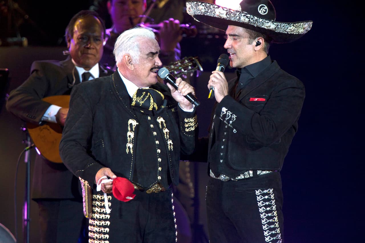 El jalisciense se sometió a un nuevo procedimiento médico en el que 
<b><a href="https://www.univision.com/famosos/vicente-fernandez-dijo-hasta-aqui-llegue-con-lo-que-vivio-tras-su-cirugia-en-el-higado-fotos" target="_blank">le extirparon el 40 por ciento del órgano</a></b>, por lo que fue candidato a un trasplante. Aunque al principio estuvo en contra de eso, al final aceptó y la operación fue un éxito. 
<br>