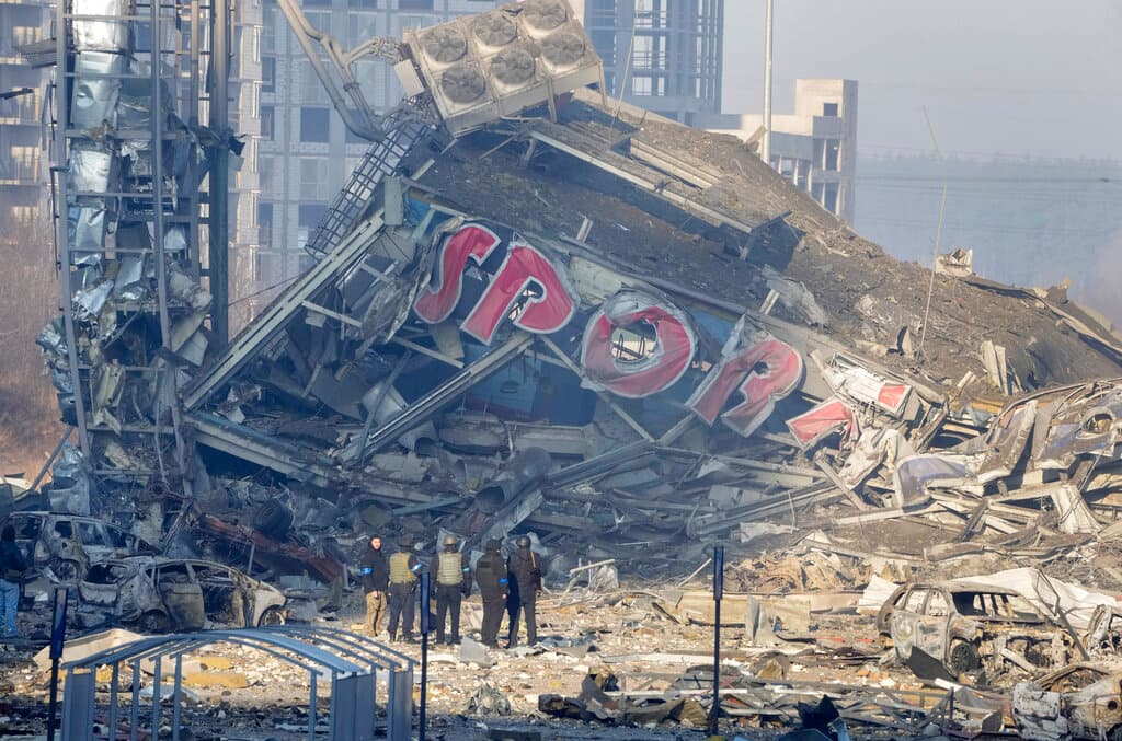 Los rescatistas 
<b>buscan entre los escombros</b> si hay otras víctimas o supervivientes. En la imagen, un bombero contempla la destrucción del gran centro comercial tras el ataque ruso. Es el día 26 de 
<a href="https://www.univision.com/noticias/mundo/teatro-en-mariupol-rescate-de-victmas-bombardeos-a-civiles-rusia" target="_blank">la invasión rusa</a>.