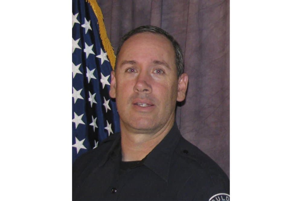 El agente fallecido, identificado como Eric Talley, de 51 años, fue uno de los primeros en llegar al lugar del tiroteo. Talley
<b> </b>tenía 51 años y había estado en el departamento desde 2010. La jefa de policía de Boulder, Maris Herold, en una conferencia de prensa el lunes por la noche, y elogió a Talley por su "acción heroica" al responder al incidente.