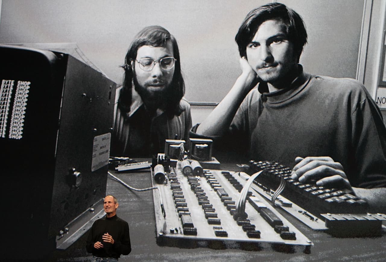 Aunque su empresa vivió un esplendor en la década de los 80, en 1985, los socios de Jobs decidieron desterrarlo de su propia empresa. Para 1997, la compañía estaba al borde de la quiebra. Para final de ese año, 
<a href="https://www.nytimes.com/2018/08/02/technology/apple-stock-1-trillion-market-cap.html">Apple había perdido 865 millones y el valor total de sus acciones era de 3,000 millones de dólares.</a>