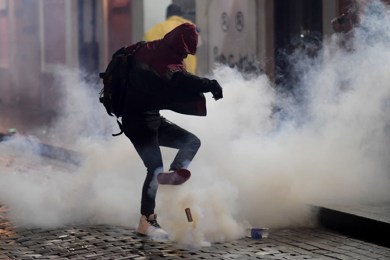 Un manifestante patea una lata de gas durante las protestas. 
<br>