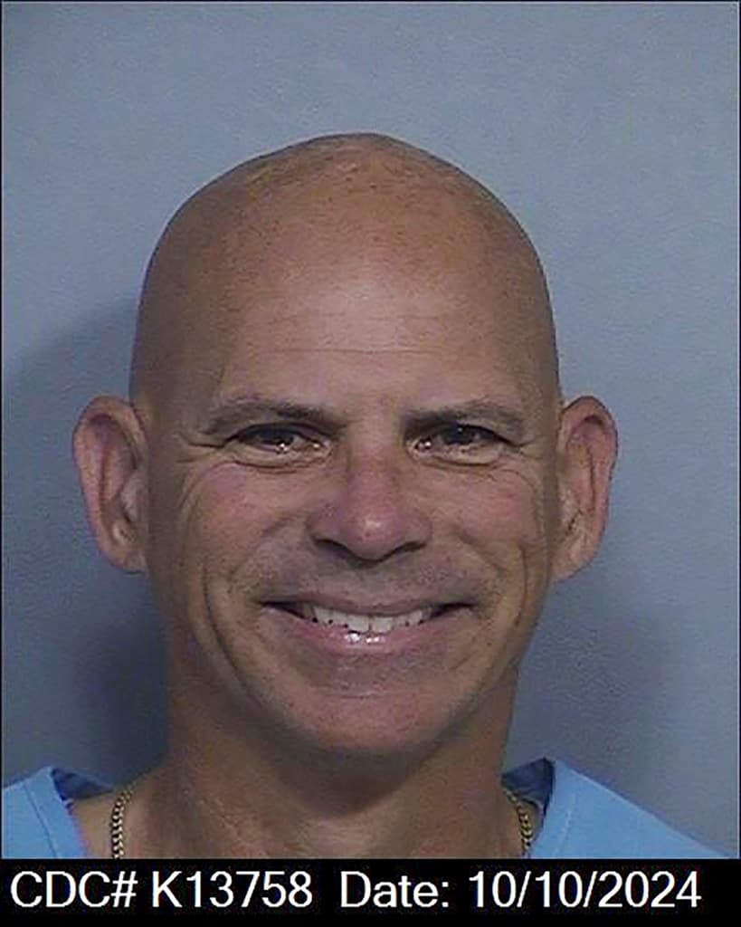 Actualmente, Joseph Lyle Menéndez, de 56 años, completa una maestría desde prisión, según dijo su abogado.