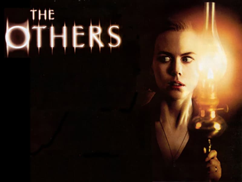 <h3>Para los que adoran la oscuridad:</h3>
<br>
<b>The Others</b> (2001)
<br>
<b>Director:</b> Alejandro Amenábar
<br>
<b>Actores: </b>
<a href="http://www.imdb.com/name/nm0000173?ref_=tt_ov_st_sm">Nicole Kidman</a>, 
<a href="http://www.imdb.com/name/nm0001172?ref_=tt_ov_st_sm">Christopher Eccleston</a>, 
<a href="http://www.imdb.com/name/nm0001217?ref_=tt_ov_st_sm">Fionnula Flanagan</a> |
<br>Esta es una de las películas en las que acabas saltando en el asiento por cada susto, y tiene muchos. Con una cuidada estética, 
<i>The Others</i> homenajeó al género de terror a través de una historia de misterios familiares, casas encantadas y tradiciones oscuras. Aquí, nada es lo que parece. No decimos más porque si no es 
<i>spoiler</i>.