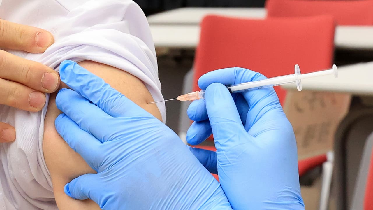 Mitos y verdades sobre la vacuna contra el coronavirus, aclaramos tus dudas
