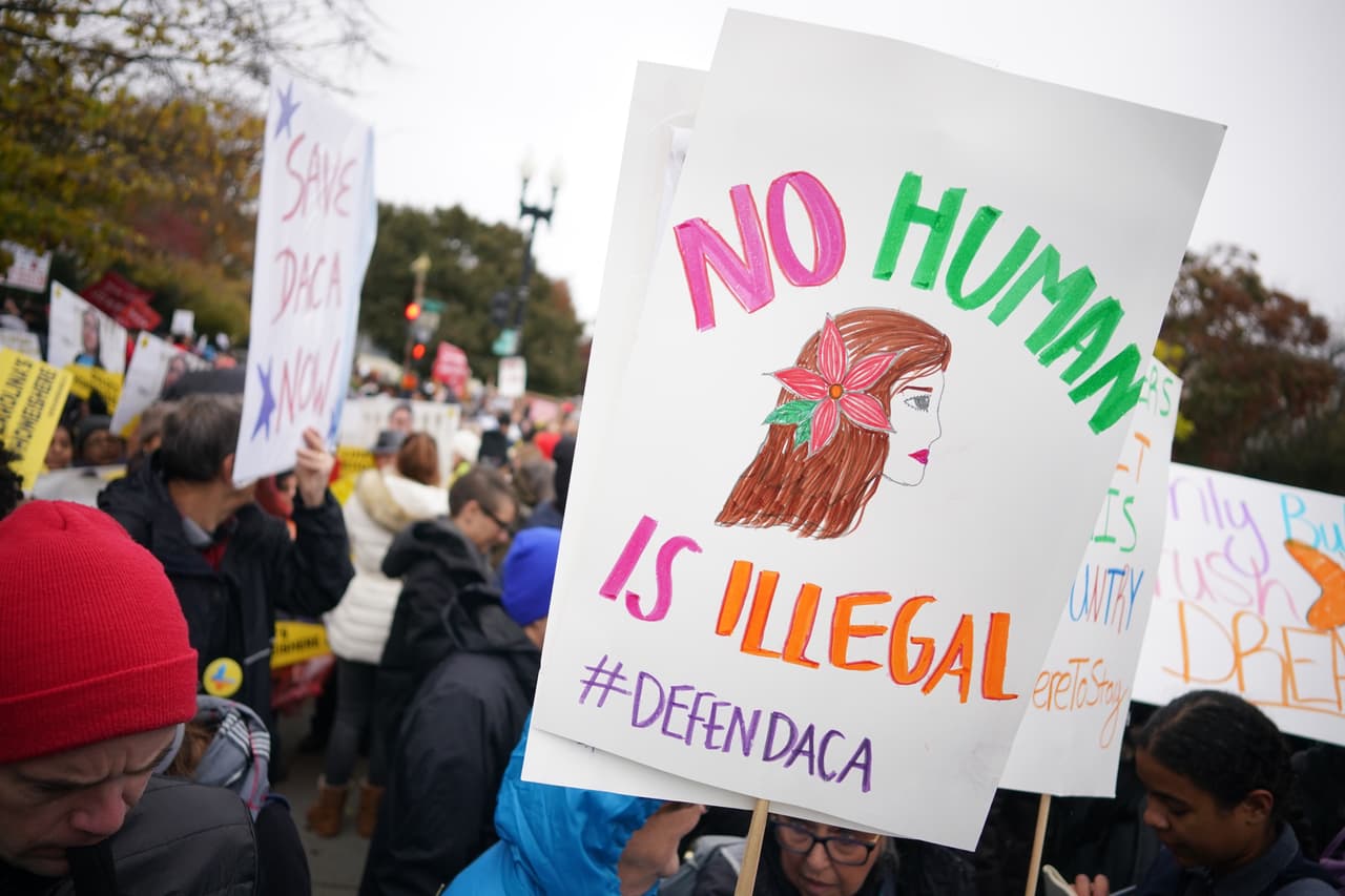 “Ningún humano es ilegal” uno de los mensajes vistos frente al máximo tribunal. Los magistrados escucharon a los abogados del Departamento de Justicia, quienes explicaron que el programa debe ser cancelado porque su activación fue ilegal y mantenerlo significa darle al presidente poderes ejecutivos más allá de lo estipulado por la ley.