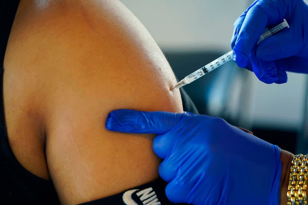 ¿Será necesario un refuerzo anual contra el coronavirus? Esto es lo que se sabe