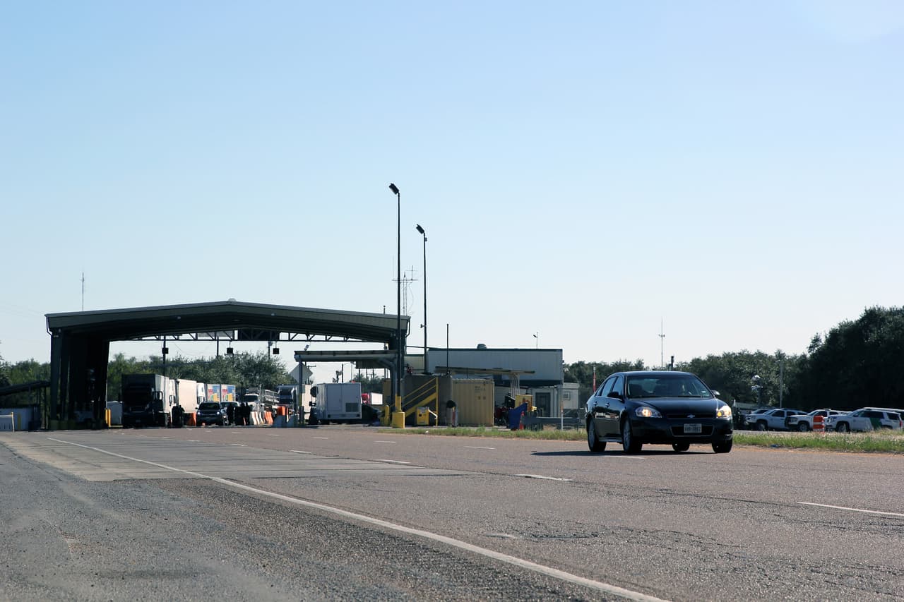 El debate se centra en las casi 2,000 millas que separan la frontera de Estados Unidos y México. Pero hay un límite más al norte: los checkpoints de la Patrulla Fronteriza que sirven para detectar tráfico de personas, drogas y armas. Son 
<b>casi una segunda frontera</b>. Este es el de Falfurrias, a unas 70 millas del Río Grande y por donde pasan unos 10,500 vehículos al día. Algunos activistas de la zona piden que se sitúe más al sur para reducir la mortalidad en los cruces clandestinos. Pero no está en los planes federales y hay una ampliación ya prevista para los próximos años.
