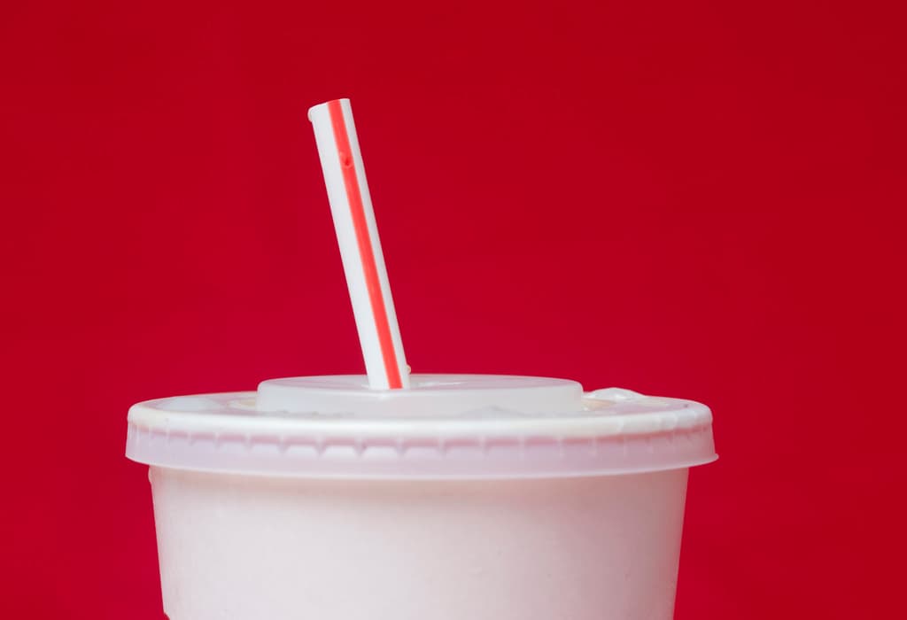 Imagen de archivo de un vaso de refresco de McDonald's con una pajita de plástico.