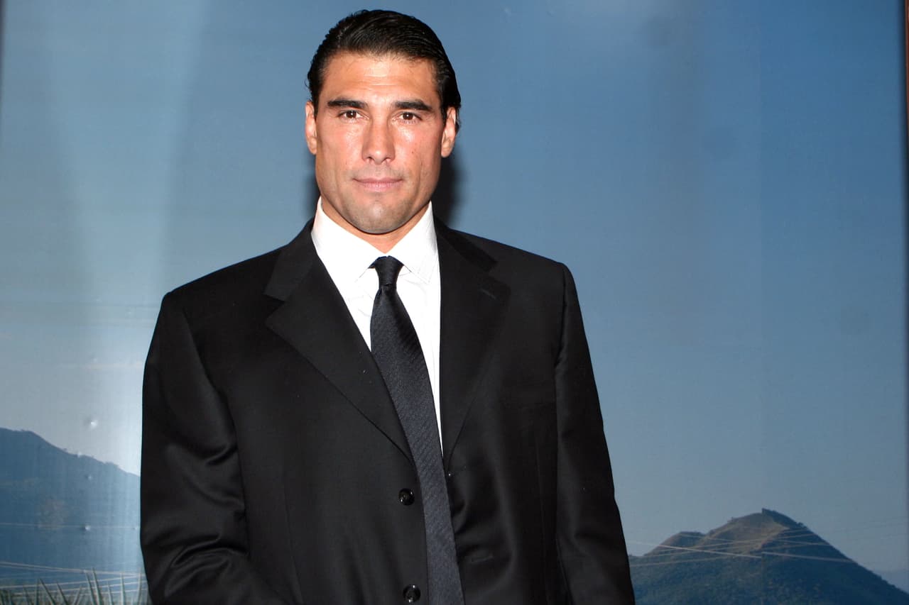 Todo esto sucedió cuando el actor acudió a una alfombra roja en Los Ángeles, California, ahí el reportero Paco Fuentes logró entrevistarlo y cuestionarlo sobre la situación entre él y su hijo, hecho que lo molestó tanto que no dudó en golpear al corresponsal de '
<b><a href="http://www.univision.com/shows/el-gordo-y-la-flaca">El Gordo y La Flaca</a></b>'.