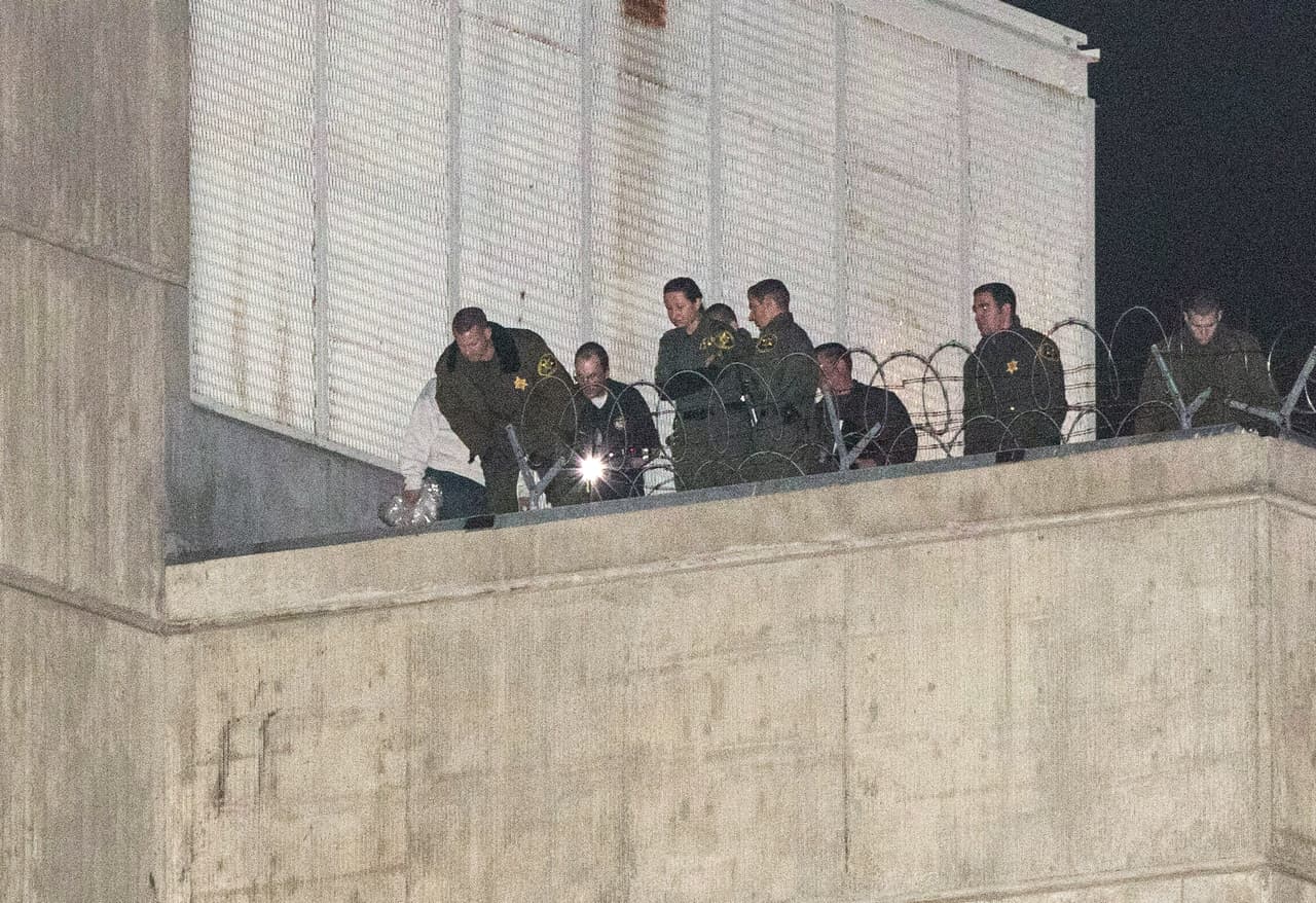 En un video filmado con un teléfono celular se encontró la evidencia del escape de los tres reclusos del ala de máxima seguridad de la cárcel, así como escenas de sus días de fugitivos.