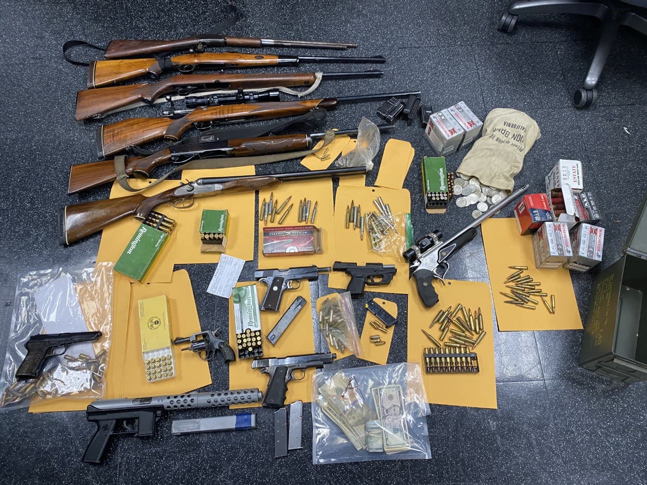 28 sujetos fueron arrestados el 18 de agosto, tres ya estaban en prisión y 10 fueron agregados a la lista de buscados por el FBI y el LAPD. A continuación, la foto y el nombre de los sospechosos, de acuerdo con datos del FBI.