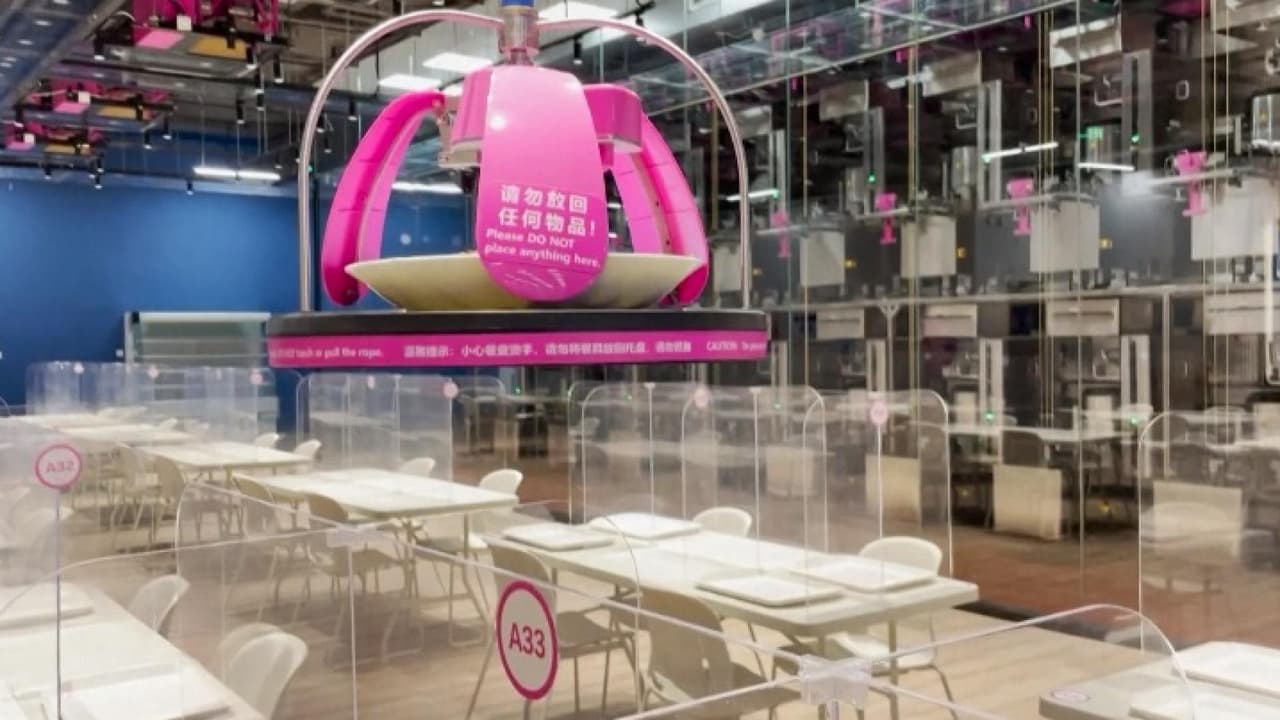 <b>En video: <b>Platos que caen del cielo: comedores con camareros y cocineros robots para prevenir el covid-19</b></b>
<br>
<br>La cantina de los periodistas que cubrirán los Juegos Olímpicos de Invierno en Beijing servirá la comida a distancia, con un equipamiento robótico que busca evitar el contacto físico y las distancias cortas para evitar contagios de covid-19.