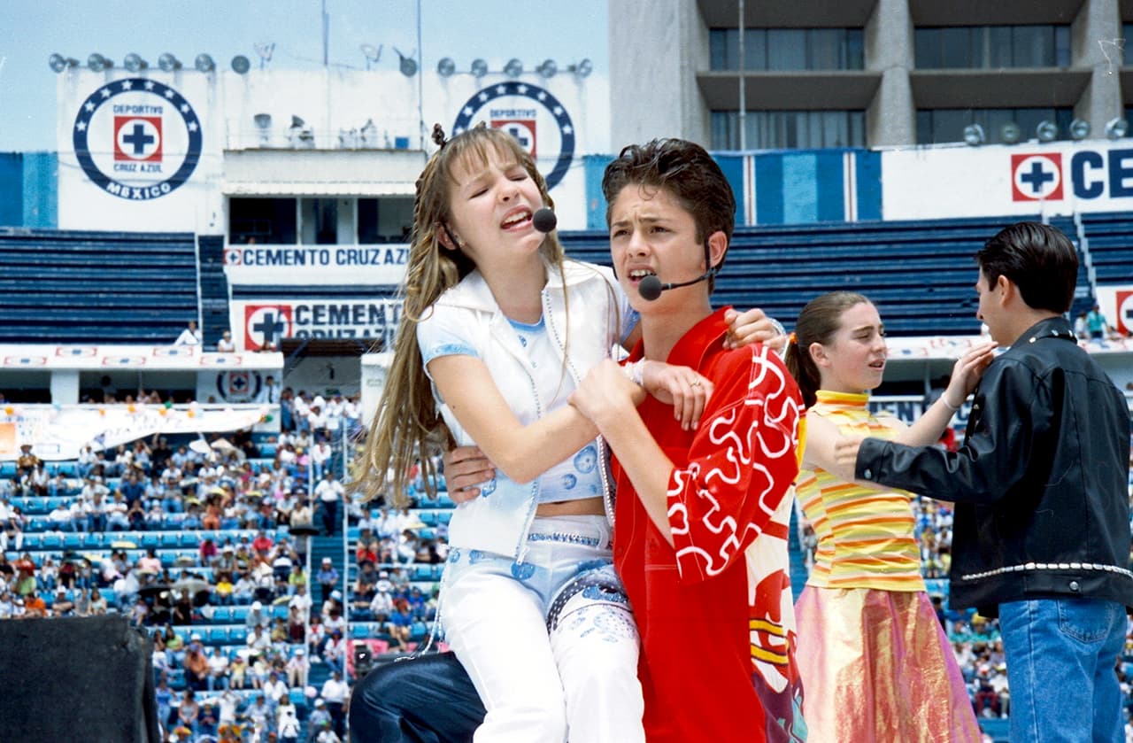 Ellas mostraron tener un gran talento musical y, gracias a ello, cantaron en sus respectivos proyectos televisivos. Aquí, Belinda en la telenovela "Aventuras en el tiempo", junto a Christopher Uckerman en 2001, cuando ella tenía 12 años de edad.