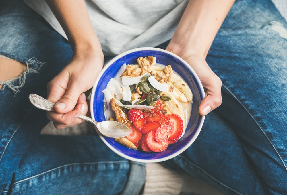 <b>PREPARAR MERIENDAS SALUDABLES -</b>Viajar en avión no tiene que ser una excusa para que dañes una buena alimentación, ya que puedes optar por bocadillos o meriendas saludables que mantendrán tu metabolismo funcionando y evitaras el sentirse cansados o con fatiga.
<br>