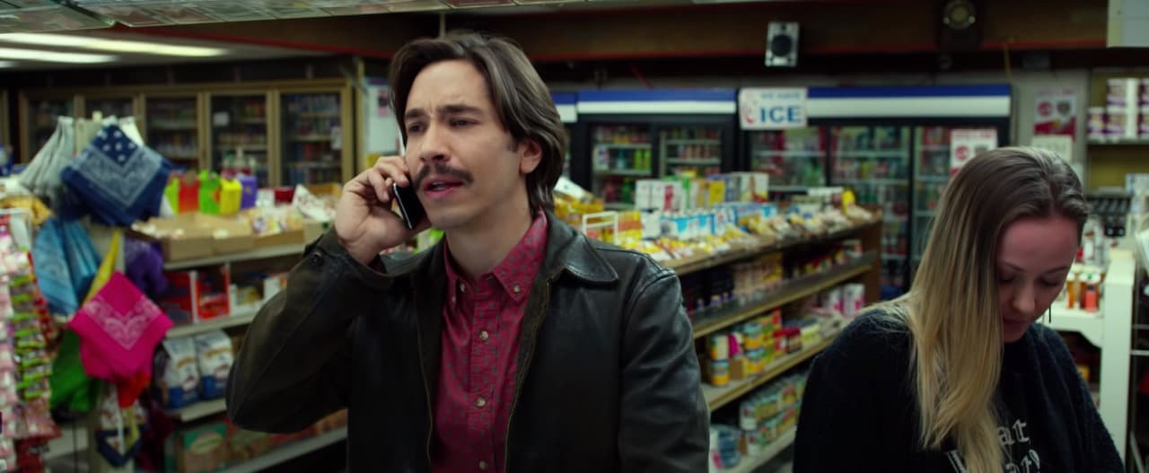 <b>'Tusk’</b> 
<br>Es una película de 2014 en la que Justin Long interpreta a un ‘podcaster’ que viaja a Canadá para hacer una entrevista a una excéntrica celebridad.