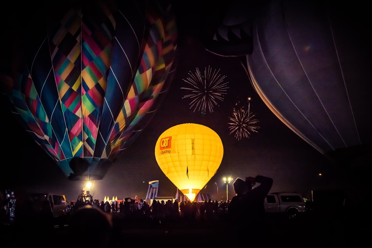 Los precios varían según el día y la edad del asistente; haz 
<a href="https://www.eventsprout.com/event/11th-annual-arizona-balloon-classic?t=98260" target="_blank">clic aquí</a> para ver los precios. Sin embargo, tenga en cuenta esto: el estacionamiento general cuesta $5, 
<b>niños menores de 12 años entran gratis, militares y veteranos</b> también entran gratis al festival.