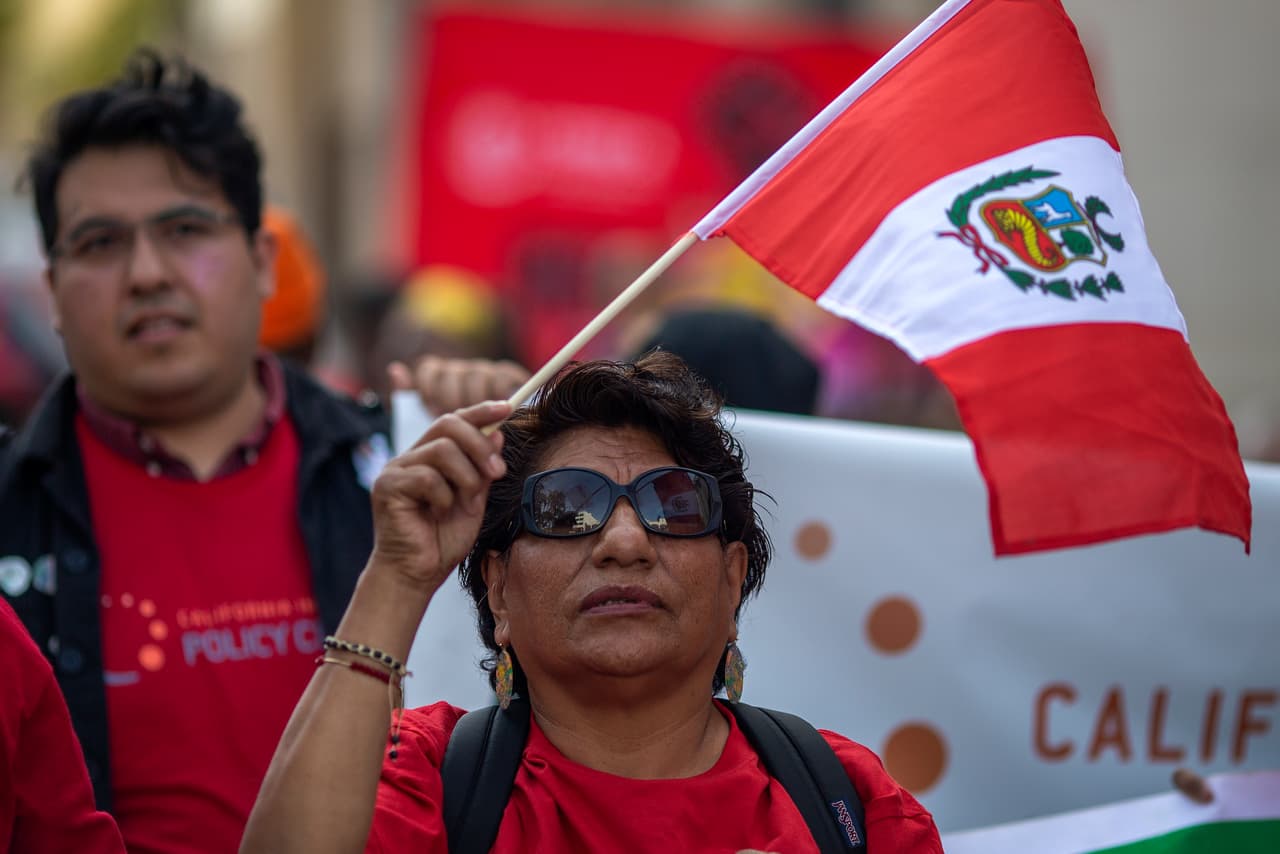 Perú — Los Ángeles | 
<a href="http://www.consulado.pe/es/LosAngeles/Paginas/Inicio.aspx" target="_blank">Sitio web </a>
<br>3450 Wilshire Boulevard Suite 800
<br>Los Angeles CA 90010
<br>Teléfono: (213) 988-6097; (213) 235-6490
<br>conperla@conperla.org