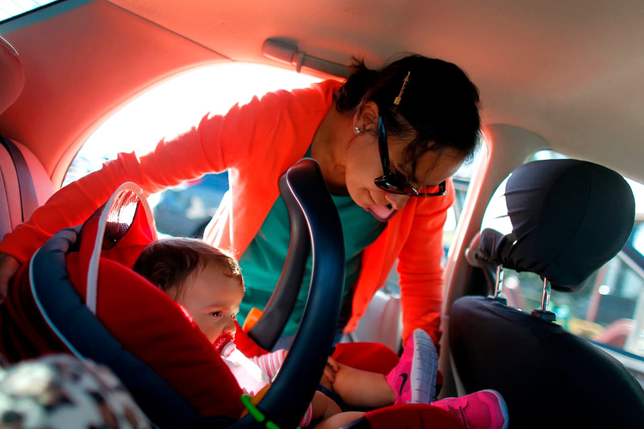 La experta en Seguridad Pública Dauline Singletary recomienda a los padres crear recordatorios para no olvidar a los niños en el auto. Puedes dejar una nota en el tablero, poner algo en la manilla del carro o colocar la cartera en la parte trasera del auto, al tomarla verás que tu hijo está en el auto.