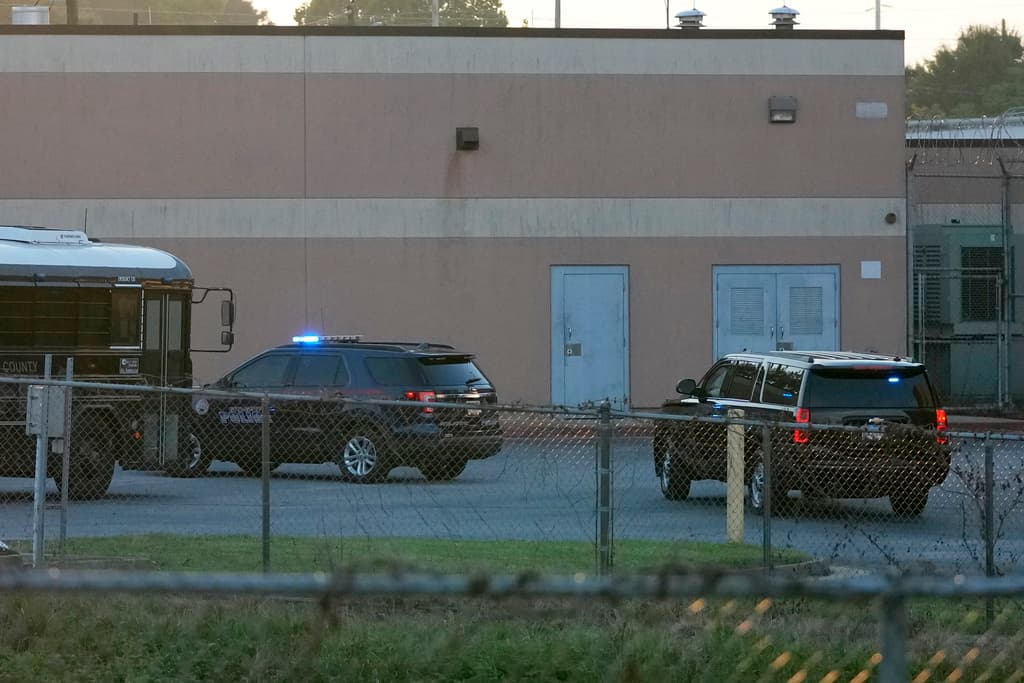 La caravana del presidente Donald Trump en las afueras de la cárcel del condado de Fulton, en Atlanta, Georgia.