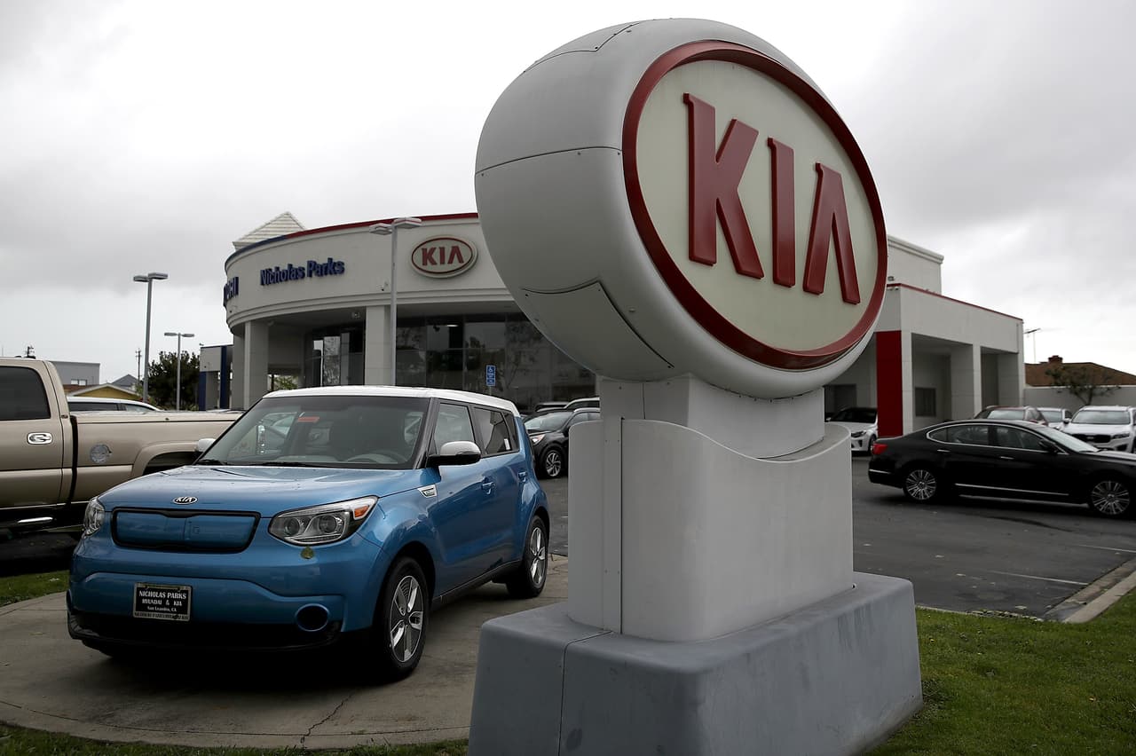 Si comparamos esta estadística con la de las marcas de autos convencionales, la diferencia es abismal. Kia, por ejemplo, incrementó el tráfico peatonal a sus concesionarios en un 7.13%, mientras que Mitsubishi lo hizo en un 6.54% y Buick en un 6.19%.