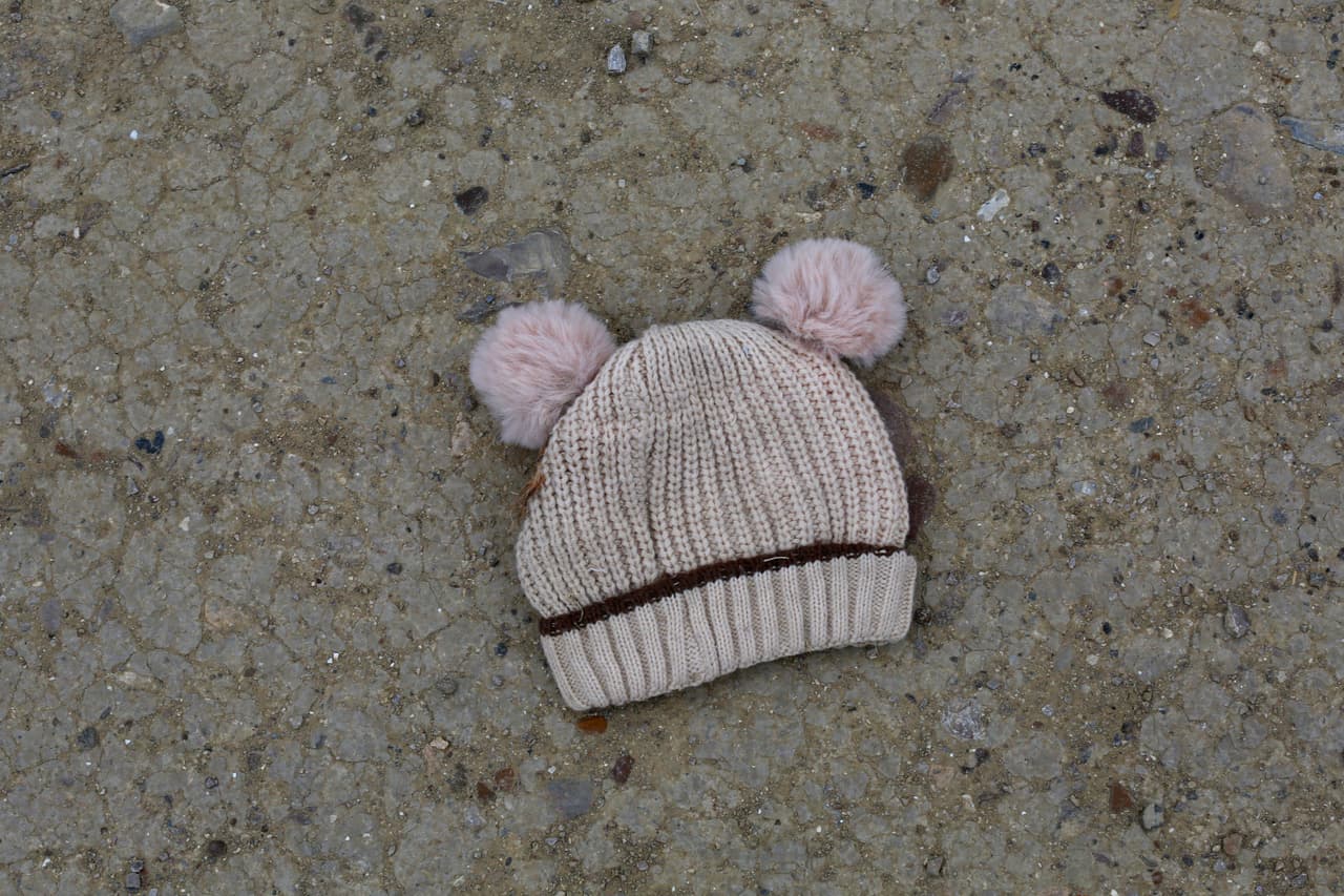 Un gorrito de niño dejado cerca la frontera, en Roma (Texas). El gobierno de EEUU ha informado que tenía bajo su custodia más de 16,000 menores el jueves pasado, 
<a href="https://www.univision.com/noticias/inmigracion/patrulla-fronteriza-casi-5000-ninos-instalaciones-procesarlos">incluidos unos 5,000 alojados en instalaciones precarias</a> del Servicio de Aduanas y Protección Fronteriza.
<br>
<br>