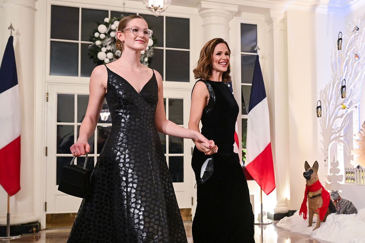 Estos fueron algunos de los invitados que pasearon por la 'alfombra roja' antes de la cena:
<br>La actriz Jennifer Garner y su hija Violet Affleck.
