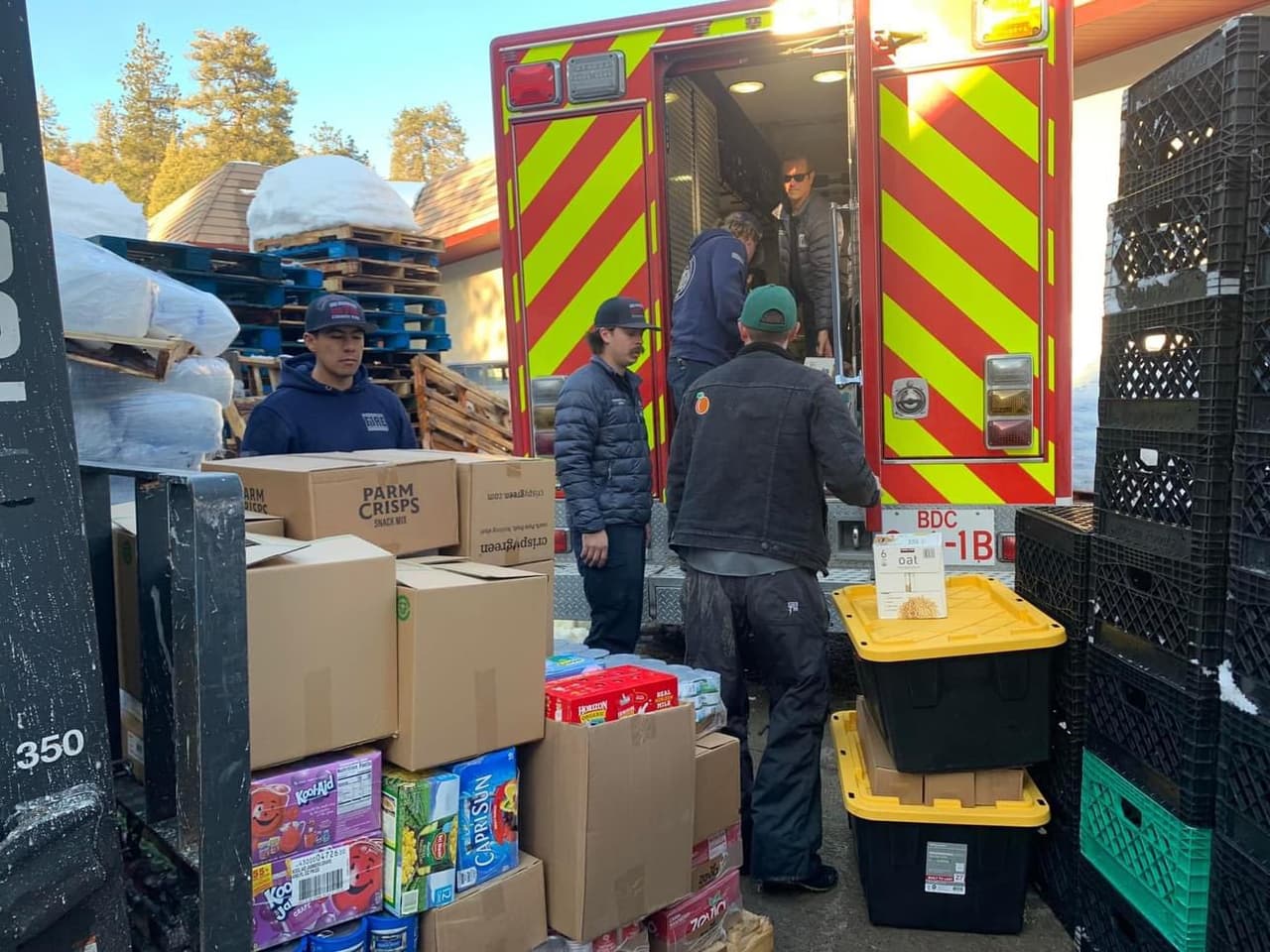 Los equipos de bomberos del condado instalaron un punto de distribución de productos básicos de Goodwin & Sons Market. 
<br> 
<br> 
<br>