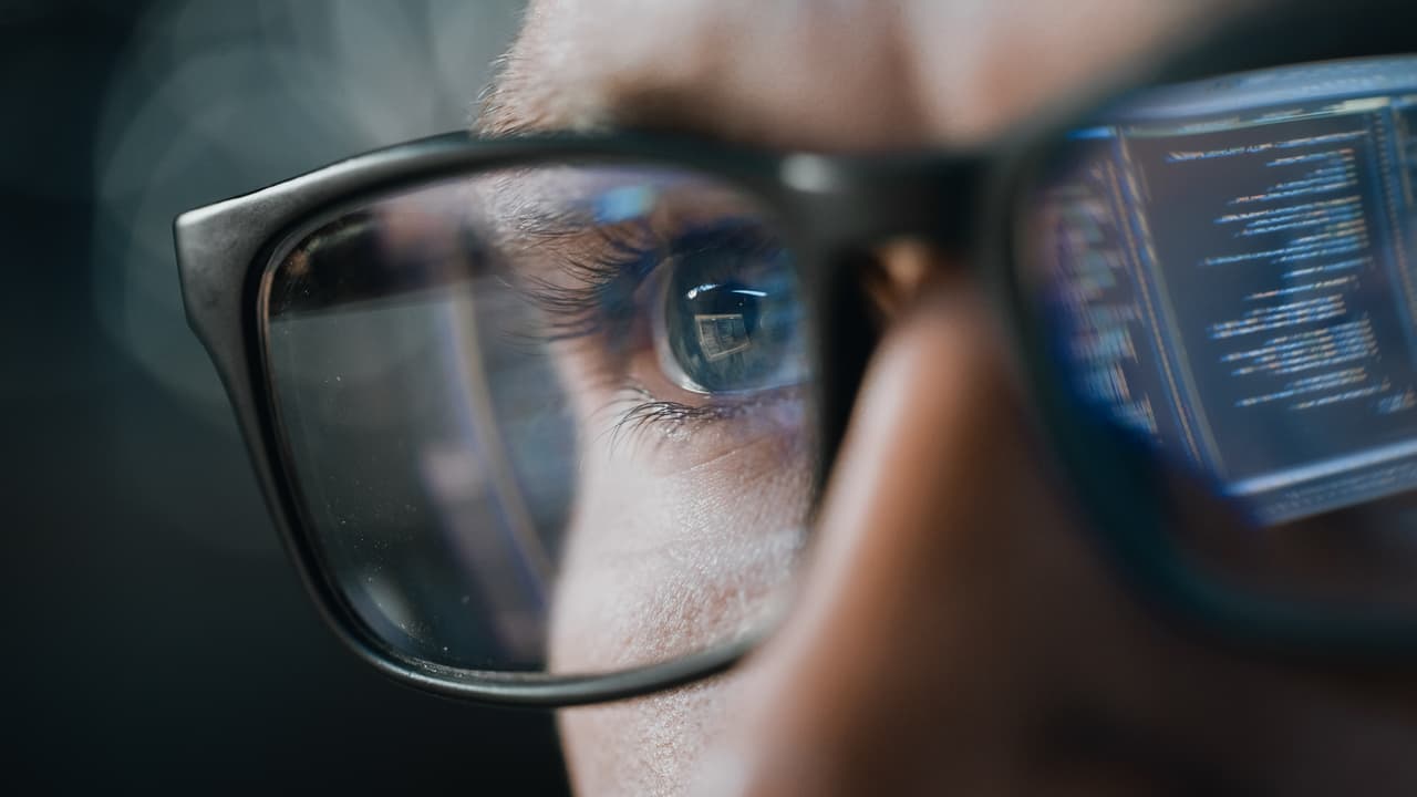<h3 class="cms-H3-H3">5. Trabajos en ciberseguridad</h3>
<br>
<br>Un reporte de la compañía Supersec, dedicada a la ciberseguridad, estima que, cada año, los delitos cibernéticos causan pérdidas por 6 billones en todo el mundo. Por si fuera poco, los cibercrímenes aumentaron un 600% durante la pandemia. 
<br>
<br>Así que este es un momento interesante para aumentar su conocimiento de ciberseguridad, puesto que este ramo cuenta con una importante demanda. 
<br>
<br>📌 
<b>Salario promedio por año:</b> $103,518
<br>
<br>📌 
<b>Habilidades requeridas:</b> Conocimiento de programación y estudios especializados en computación, certificaciones técnicas y ética para el manejo de datos. 
<br>
