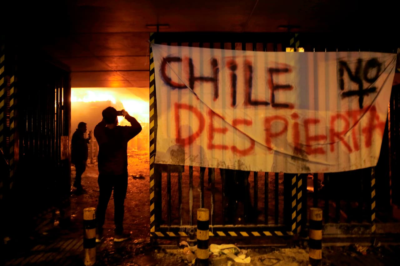 En Santiago, durante la madrugada del domingo 
<b>se desplegaron 1,500 militares más, hasta un total de 9,441</b>, destinados en su mayor parte a controlar puntos estratégicos como el suministro de agua, luz, y cada una de las 136 estaciones de metro, que han sido el principal objetivo de grupos violentos.