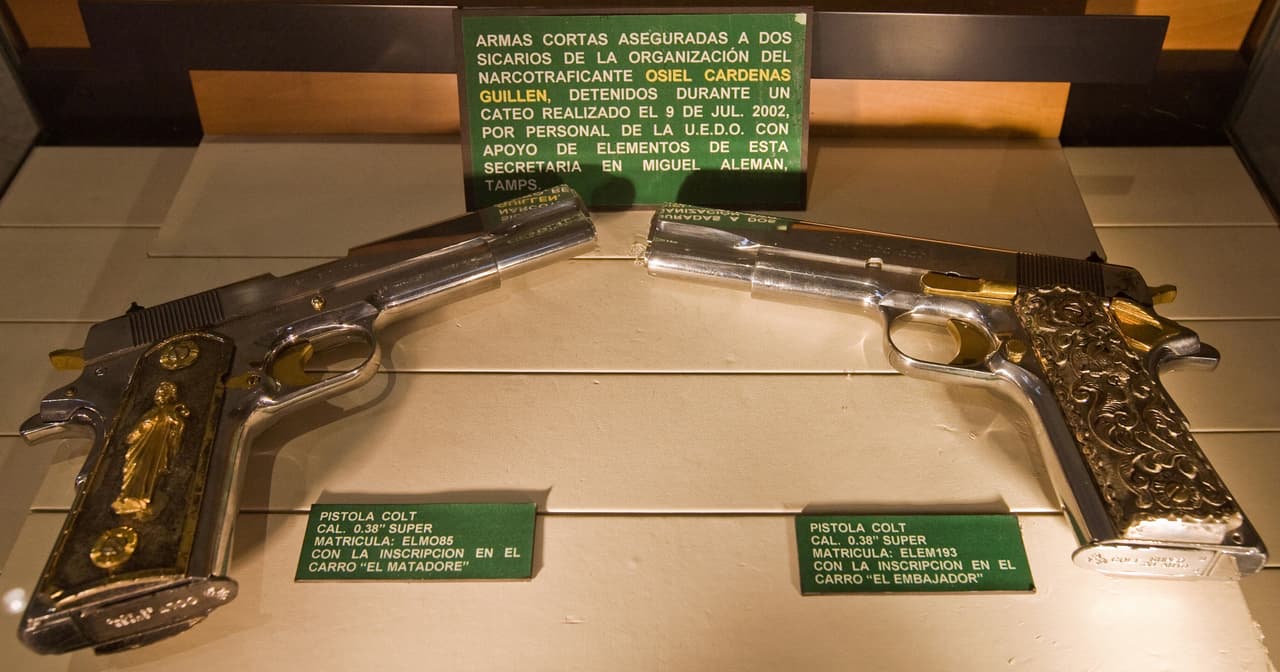 Cada una de las piezas hacían referencia a los narcotraficantes a quiénes pertenecían. Estas pistolas eran parte del armamento de los sicarios del narcotraficante Osiel Cárdenas Guillén.