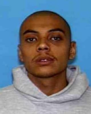 <h3 class="cms-H3-H3">Gerardo Mendoza</h3>
<br>
<br>A sus 40 años, este prófugo es buscado por su presunta participación en la muerte a tiros de un hombre en Arizona, para después huir a México. 
<br>
<br>La agencia ofrece una recompensa de hasta 10,000 dólares por información que conduzca a su arresto. 
<br>
<br>