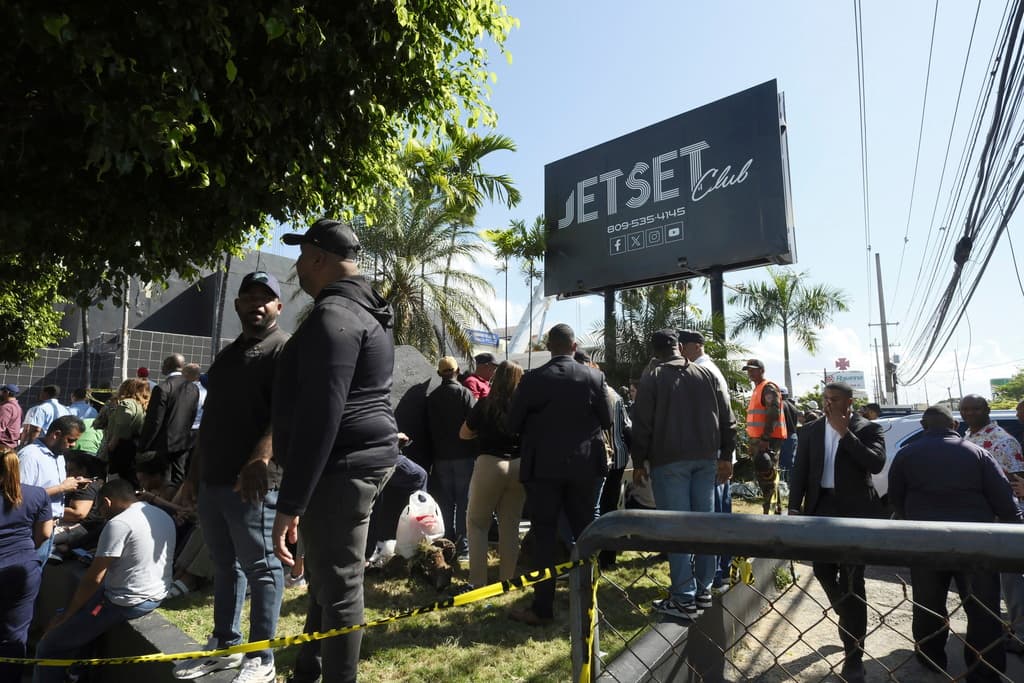 La orquesta de merengue de Ruddy Pérez estaba en tarima cuando el techo del famoso Jet Set Club colapsó provocando la muerte del saxofonista de la agrupación, según se informó.