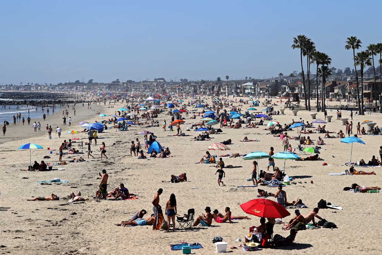 Las playas de Newport, así como otras en el condado de Orange, fueron visitados por residentes y vecinos del condado de Los Ángeles en donde los cierres de las playas se mantienen y hay fuerte vigilancia policial.