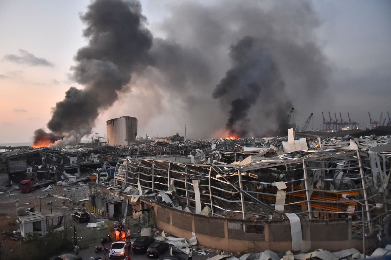 La explosión tuvo lugar en la tarde del martes en un almacén del puerto de Beirut, donde había "material altamente explosivo confiscado desde hacía años", según el director de la Seguridad General libanesa, Ibrahim Abbas.