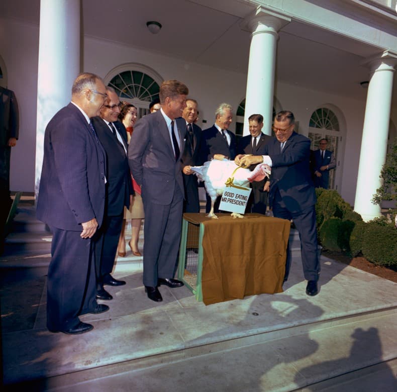 El presidente 
<b>John Fitzgerald Kennedy</b> dijo "dejémoslo seguir" cuando perdonó al pavo de Acción de Gracias de la Casa Blanca el 19 de noviembre de 1963, dos días antes de ser asesinado.