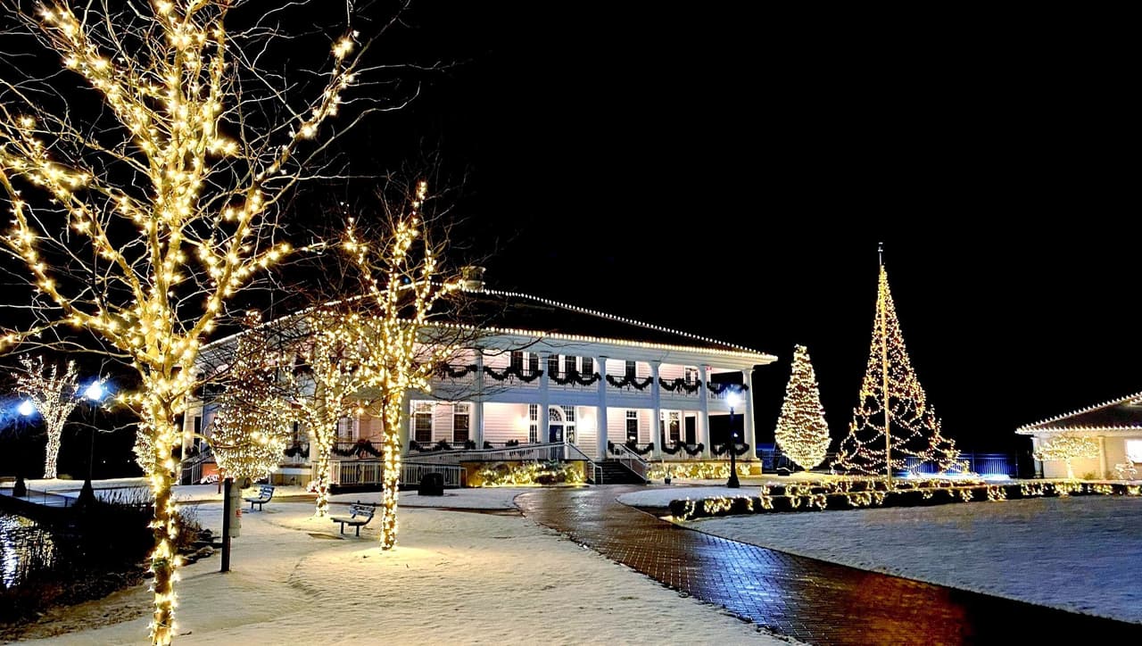 <b><a href="https://goo.gl/maps/Q4577pbsHj3WJdNe8" target="_blank">Hermitage</a></b>. La Navidad dura más de un día en esta ciudad, donde todos los años, desde principios de septiembre hasta finales de diciembre, puedes visitar Santa's Christmasland. Explora la enorme avenida interior de árboles de Navidad y personajes automatizados.