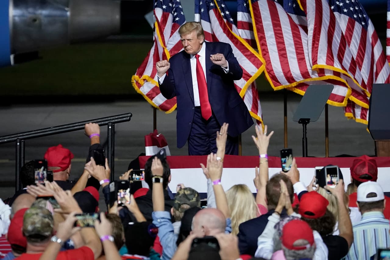<b>25 de septiembre. </b>El presidente Donald Trump en un mitin de campaña en Newport News, Virginia. Según los Centros de Control y Prevención de Enfermedades de Estados Unidos (CDC), varios estudios epidemiológicos 
<a href="https://www.cdc.gov/coronavirus/2019-ncov/hcp/clinical-guidance-management-patients.html"><u>han documentado la transmisión del virus antes de que el portador presente síntomas</u></a>.