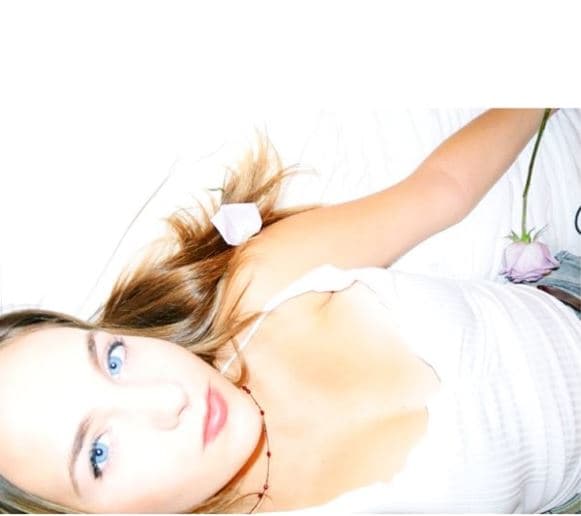 Isabella Basteri es la primogénita de Alejandro Basteri, hermano del Luis Miguel, quien prefiere mantenerse lejos de los reflectores, llevando una vida normal, pero ni así ha logrado pasar desapercibida, pues su belleza y el gran parecido que tiene con la cantante Belinda ha llamado la atención de los fans de su tío.